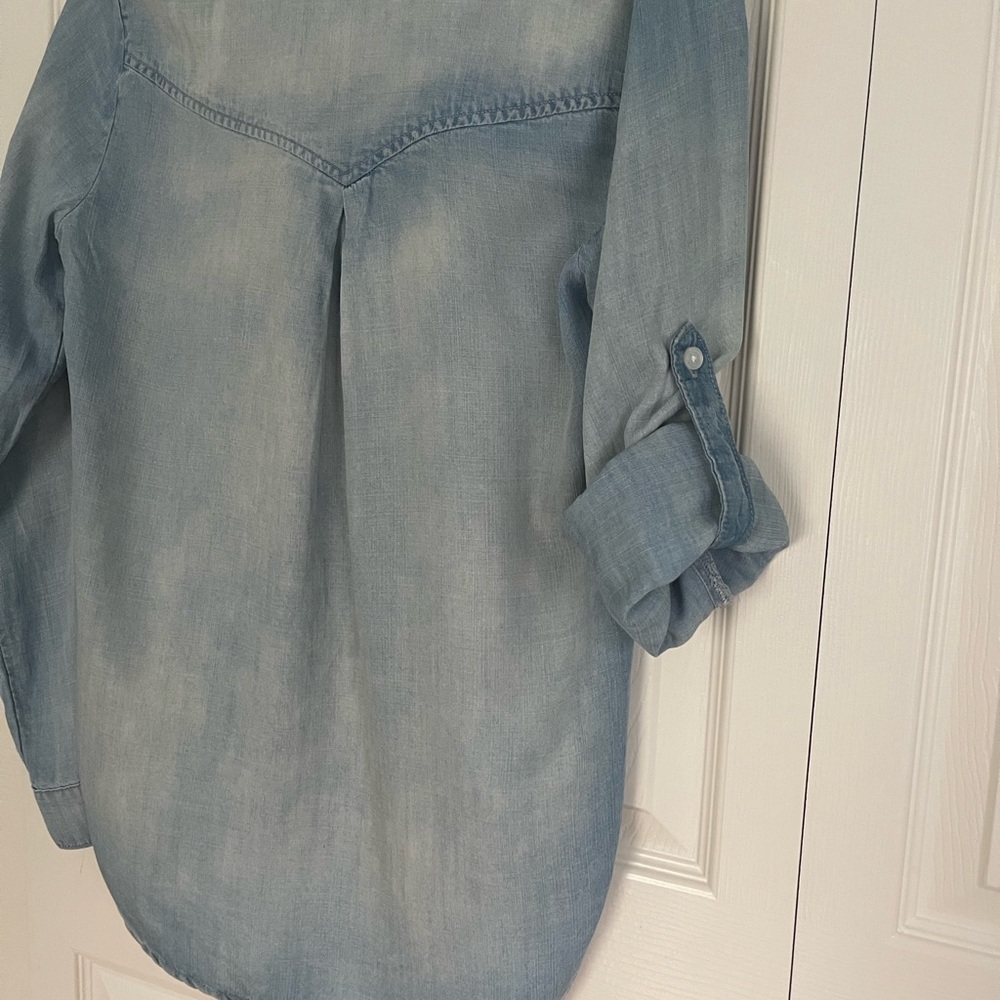 Nice and easy and comfortable jeans shirt🩵🤍
